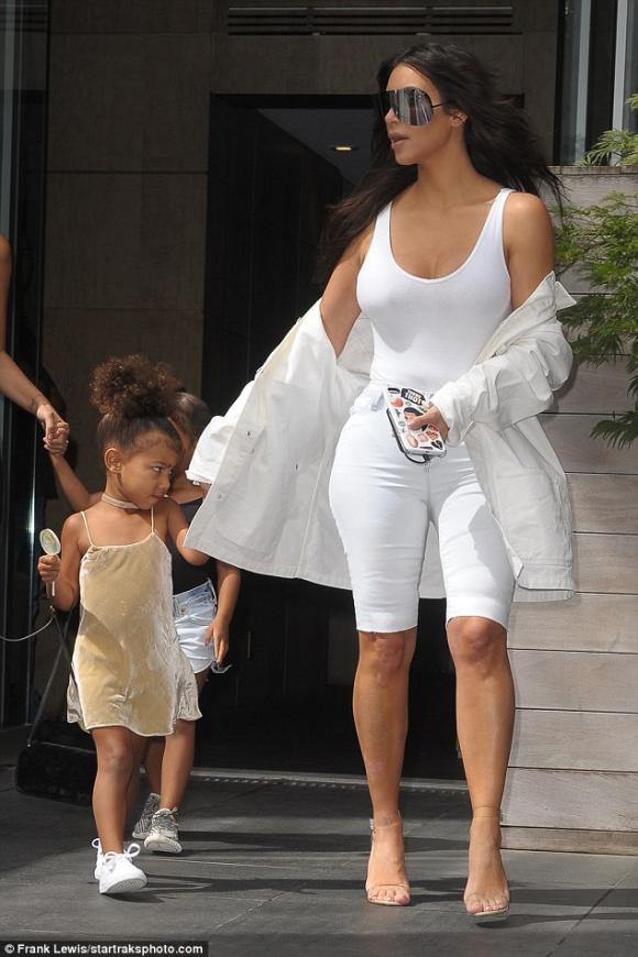 Kim Kardashian, con gái Kim Kardashian, Kim Kardashian và con