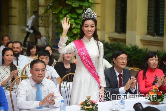Hoa hậu mỹ linh,hoa hậu việt nam 2016,mỹ linh về trường cũ