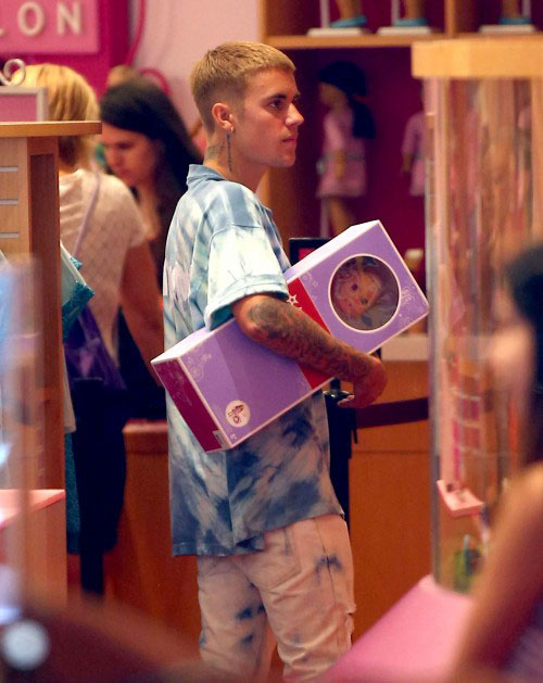 sao Hollywood,Justin Bieber,em gái Justin Bieber,Justin Bieber đi mua sắm