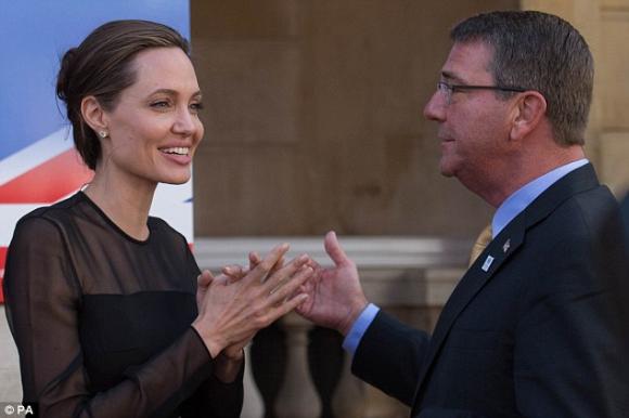 sao Hollywood,Angelina Jolie,Angelina Jolie già nua,Angelina Jolie tóc bạc lấm tấm,Angelina Jolie tăng cân