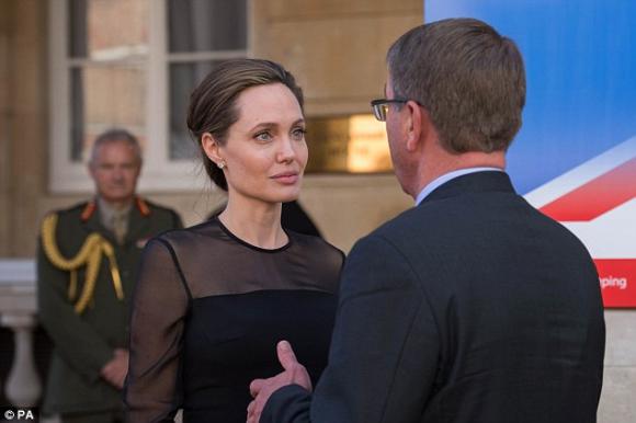 sao Hollywood,Angelina Jolie,Angelina Jolie già nua,Angelina Jolie tóc bạc lấm tấm,Angelina Jolie tăng cân