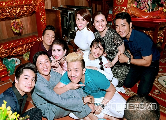 Á hậu Thanh Hải chúc mừng Hoài Linh  khánh thành nhà thờ Tổ Nghiệp 0 Á hậu Thanh Hải, Doanh nhân Trần Thị Thanh Hải, Trần Thị Thanh Hải, Á hậu Thanh Hải cúng tổ nghề, Sao Việt