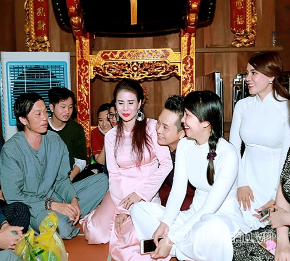 Á hậu Mai Phương Trang, Mai Phương Trang, Doanh nhân Mai Phương Trang, Mai Phương Trang mặc Áo Dài giản dị đi cúng Tổ nghề