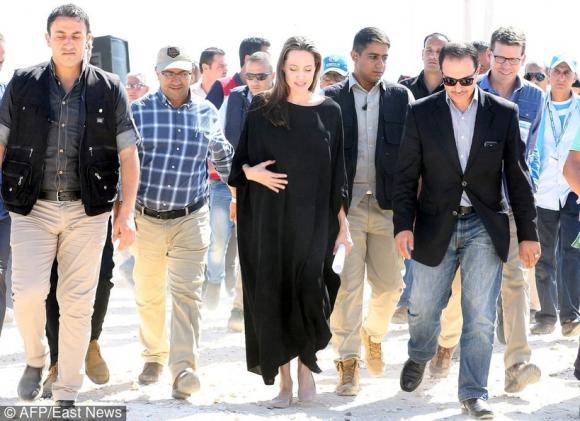sao Hollywood,Angelina Jolie,Angelina Jolie thả rông vòng một,thời trang của Angelina Jolie