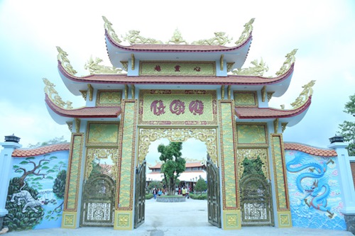 Nhà thờ Tổ của Hoài Linh, Hoài Linh, Nhà thờ trăm tỷ của Hoài Linh, Sao Việt