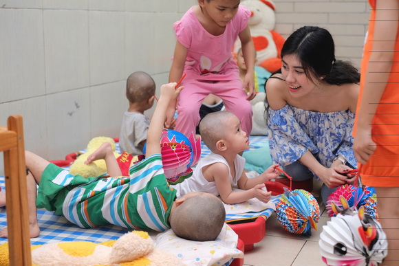 emily-hong-nhung-159-5-ngoisao 4 Emily Hồng Nhung, Hoa khôi Emily Hồng Nhung, Sao Việt, Trung thu