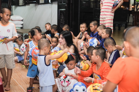 emily-hong-nhung-159-8-ngoisao 2 Emily Hồng Nhung, Hoa khôi Emily Hồng Nhung, Sao Việt, Trung thu