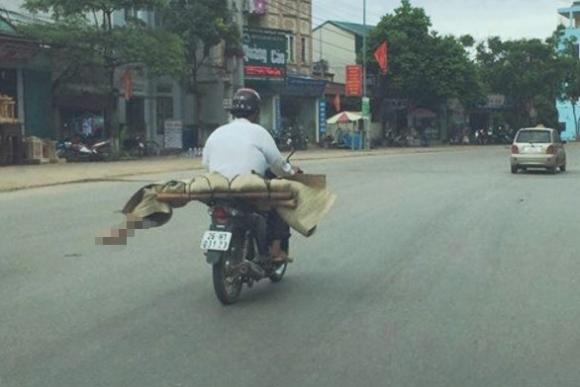 Cuốn chiếu chở thi thể về nhà bằng xe máy,Nhà quá nghèo, Dùng xe máy chở thi thể trên đường