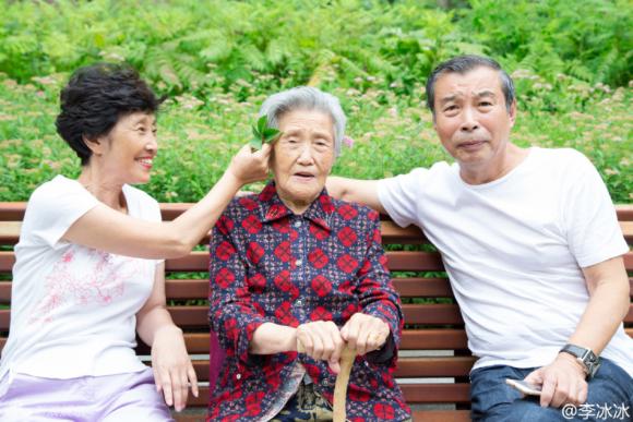 Lý Băng Băng, Lý Băng Băng và bà ngoại, bố mẹ Lý Băng Băng, diễn viên Lý Băng Băng 
