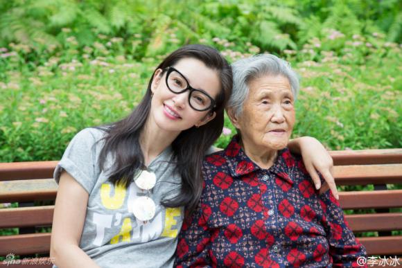 Lý Băng Băng, Lý Băng Băng và bà ngoại, bố mẹ Lý Băng Băng, diễn viên Lý Băng Băng 