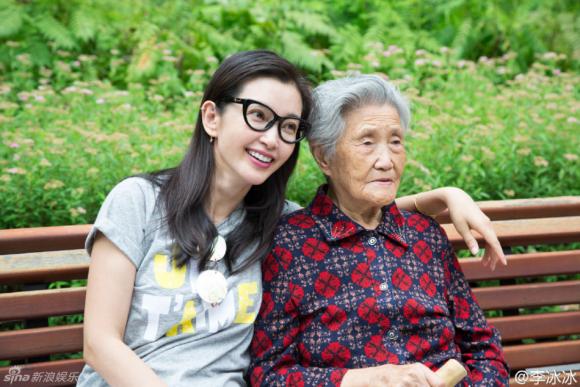 Lý Băng Băng, Lý Băng Băng và bà ngoại, bố mẹ Lý Băng Băng, diễn viên Lý Băng Băng 