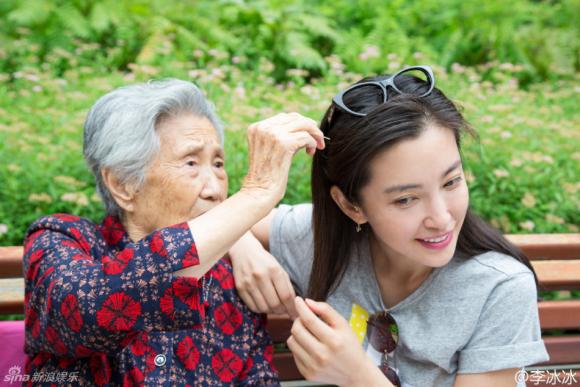 Lý Băng Băng, Lý Băng Băng và bà ngoại, bố mẹ Lý Băng Băng, diễn viên Lý Băng Băng 