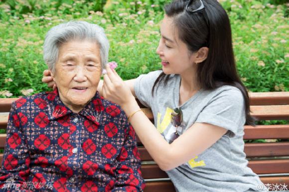 Lý Băng Băng, Lý Băng Băng và bà ngoại, bố mẹ Lý Băng Băng, diễn viên Lý Băng Băng 