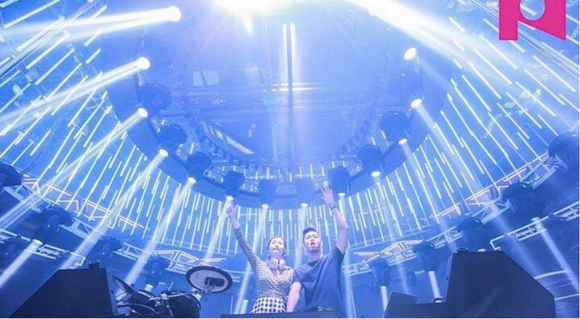 Hà Linh Vân, DJ Hà Linh Vân, Nhóm MOS, Sao Việt