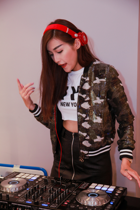 Hà Linh Vân, DJ Hà Linh Vân, Nhóm MOS, Sao Việt