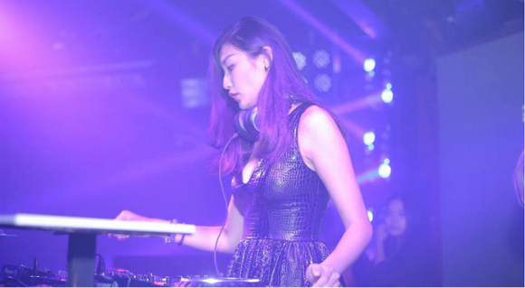 Hà Linh Vân, DJ Hà Linh Vân, Nhóm MOS, Sao Việt