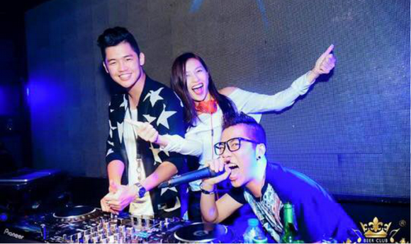 Hà Linh Vân, DJ Hà Linh Vân, Nhóm MOS, Sao Việt