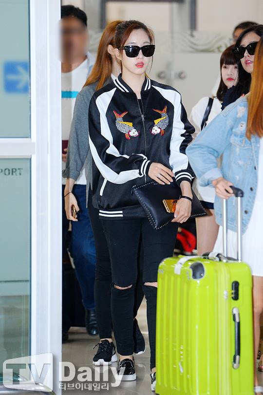 Eunjung,T-ara,Eunjung mặc áo của Việt Nam,souvenir jacket,áo thêu hình cá chép