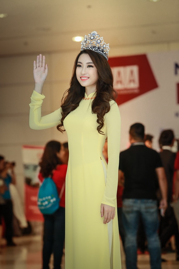 Hoa hậu Đỗ Mỹ Linh thu hút trong áo dài vàng