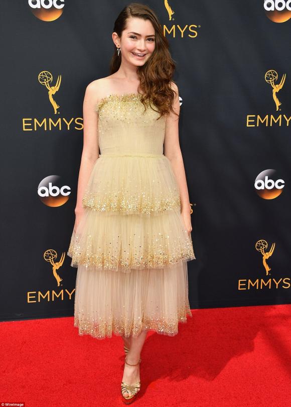 sao Hollywood,mỹ nhân thế giới,thảm đỏ Emmy 2016,mỹ nhân xúng xính váy áo hàng hiệu