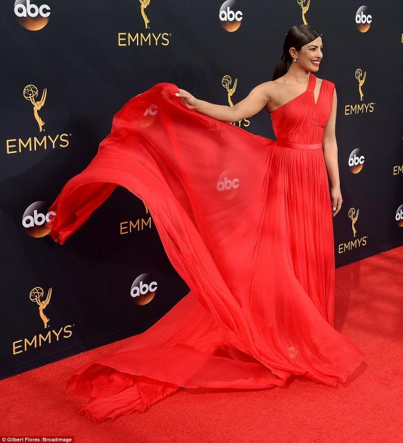 sao Hollywood,mỹ nhân thế giới,thảm đỏ Emmy 2016,mỹ nhân xúng xính váy áo hàng hiệu