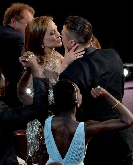 sao Hollywood,Angelina Jolie ly dị,khoảnh khắc tình tứ của vợ chồng Brad Pitt,tiên đồng ngọc nữ Hollywood