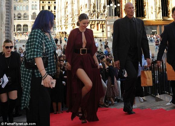 sao Hollywood,Miranda Kerr,Miranda Kerr diện váy xẻ sâu,Miranda Kerr diện váy xẻ sâu khoe vòng một