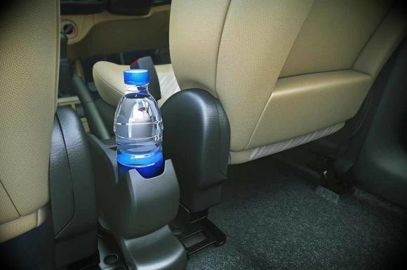 nước uống đóng chai, nước uống đóng chai để trong ô tô, không uống nước đóng chai, lý do không nên uống nước đóng chai