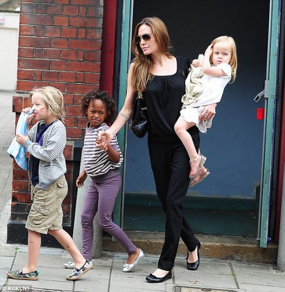 Angelina Jolie, Angelina Jolie và  Brad Pitt, Brad Pitt suy sụp sau ly hôn