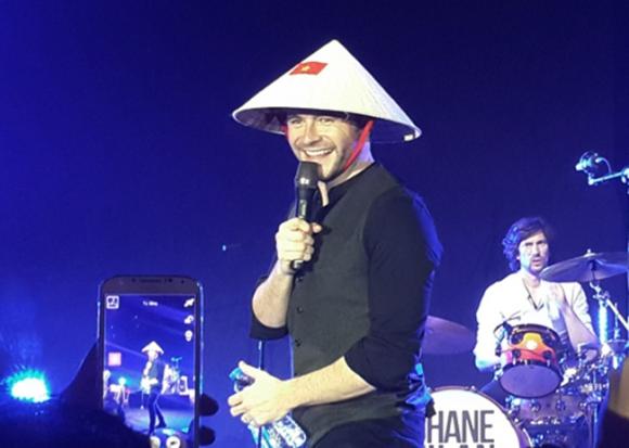 sao ngoại đến Việt Nam, món quà fans Việt tặng sao ngoại, sao ngoại đội nón lá, chiếc nón lá