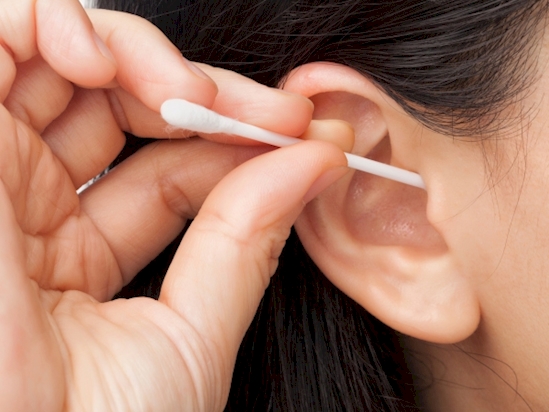 bông ngoáy tai, tác hại của bông ngoáy tai, ráy tai, làm sạch tai, loại bỏ ráy tai