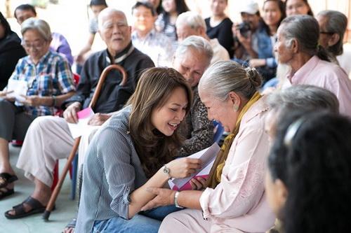 bau-hoa-1910-3-ngoisao.vn-w500-h333 6 Bầu Hòa, Sao Việt làm từ thiện, MC Phan Anh, Sao Việt