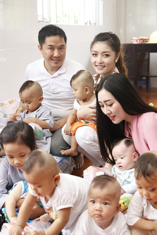 bau-hoa-1910-5-ngoisao.vn-w500-h750 4 Bầu Hòa, Sao Việt làm từ thiện, MC Phan Anh, Sao Việt