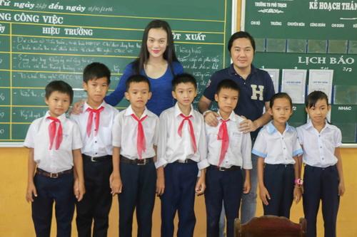 bau-hoa-1910-8-ngoisao.vn-w500-h333 1 Bầu Hòa, Sao Việt làm từ thiện, MC Phan Anh, Sao Việt