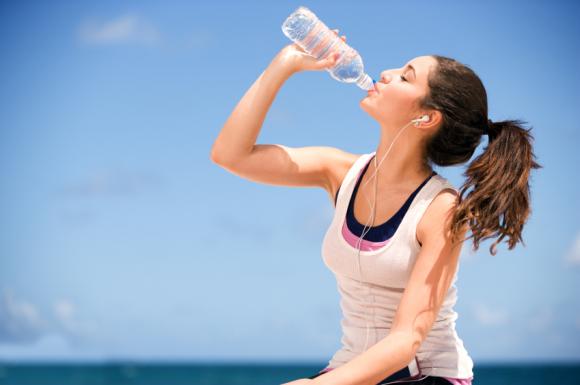uống nước, uống quá nhiều nước, uống nước khi không khát, khát nước, tử vong nếu uống nước khi không khát