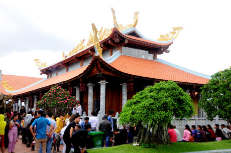 sao việt, hoài linh, nhà thờ hoài linh, bữa ăn của hoài linh, cuộc sống của hoài linh, nhà hoài linh