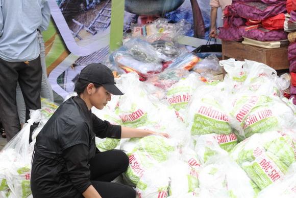 Ẩm thực Trần Đà Nẵng, Nguyên Vũ, Trương Thị May, Sao Việt