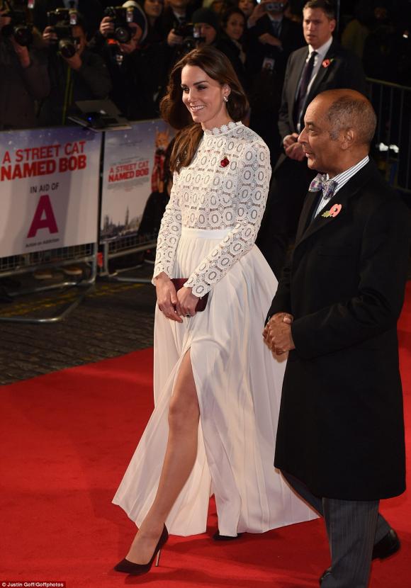 sao Hollywood,Công nương Kate,Kate Middleton,Kate Middleton gợi cảm hiếm thấy,Kate Middleton diện váy xẻ