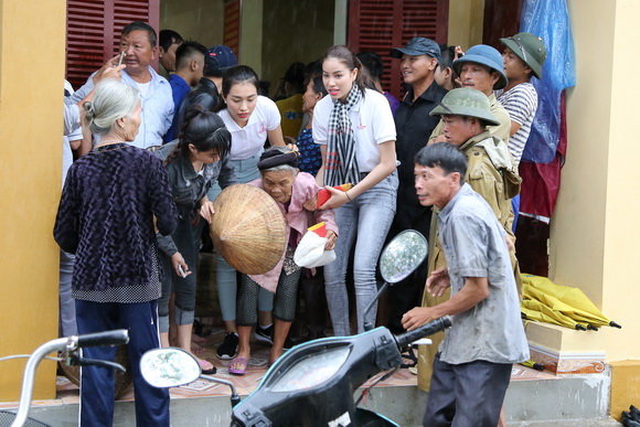 Hoa hậu phạm hương,hoa hậu hoàn vũ việt nam,phạm hương làm từ thiện