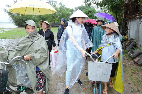 Hoa hậu phạm hương,hoa hậu hoàn vũ việt nam,phạm hương làm từ thiện