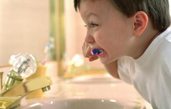 sai lầm khi đánh răng, làm ướt bàn chải trước khi đánh răng, bàn chải đánh răng