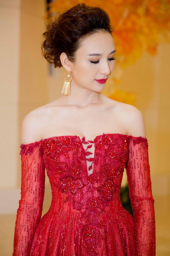 Hoa hậu ngọc diễm,hoa hậu du lịch ngọc diễm,ngọc diễm đỏ rực