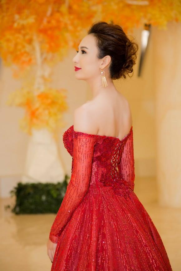 Hoa hậu ngọc diễm,hoa hậu du lịch ngọc diễm,ngọc diễm đỏ rực