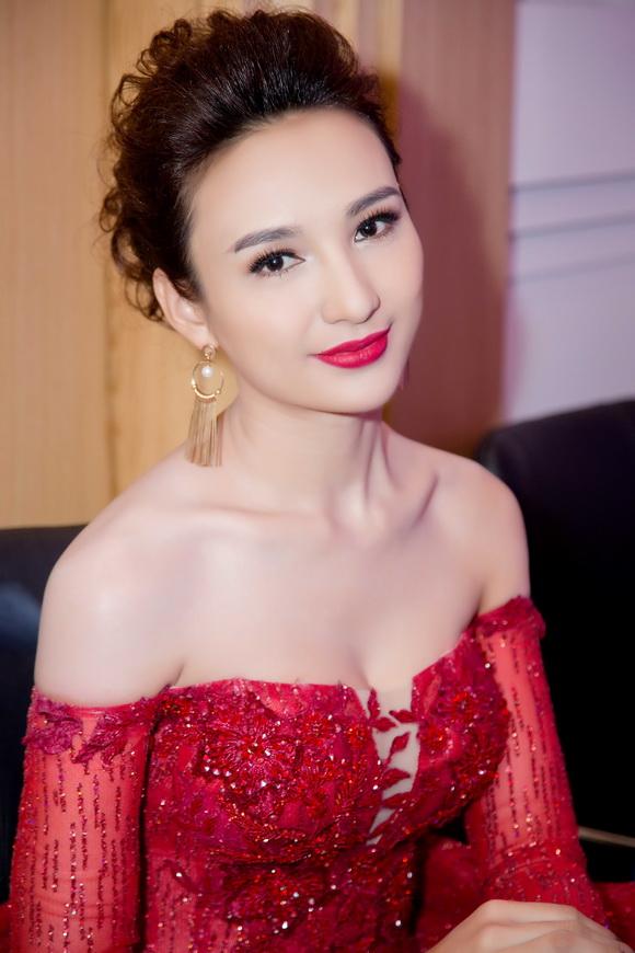 Hoa hậu ngọc diễm,hoa hậu du lịch ngọc diễm,ngọc diễm đỏ rực