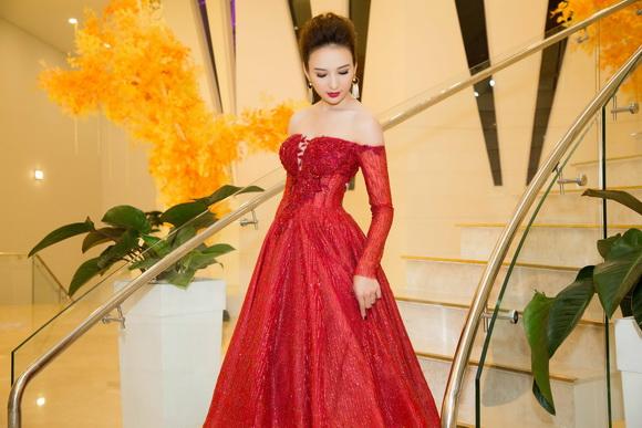 Hoa hậu ngọc diễm,hoa hậu du lịch ngọc diễm,ngọc diễm đỏ rực