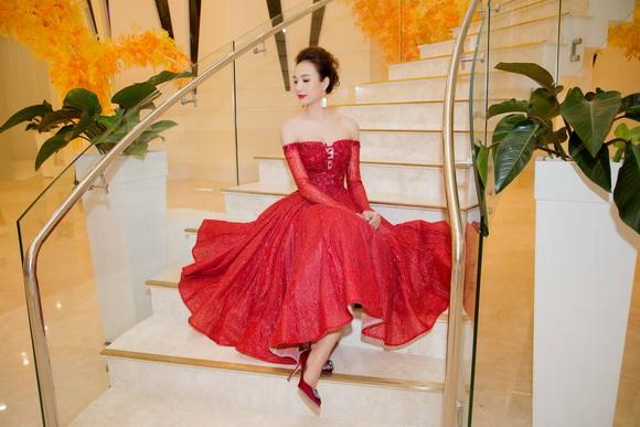 Hoa hậu ngọc diễm,hoa hậu du lịch ngọc diễm,ngọc diễm đỏ rực