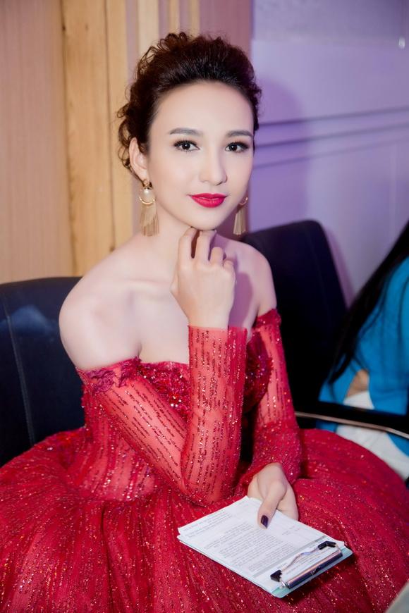 Hoa hậu ngọc diễm,hoa hậu du lịch ngọc diễm,ngọc diễm đỏ rực
