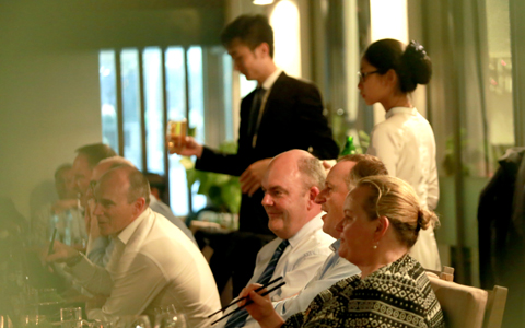 Hoàng tử Anh, William, nhà hàng, Cầu Gỗ Vietnamese Cuisine Restaurants