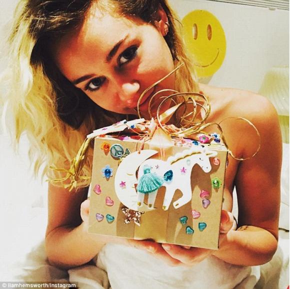 Miley Cyrus, Miley Cyrus được bạn trai tặng nhẫn khủng, Miley Cyrus và Liam Hemsworth