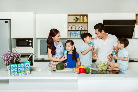 sao-viet-va-cac-con-212-1-ngoisao.vn-w580-h387 8 Minh Khang – Thúy Hạnh, Lý Hải - Minh Hà, Phan Anh, Sao Việt